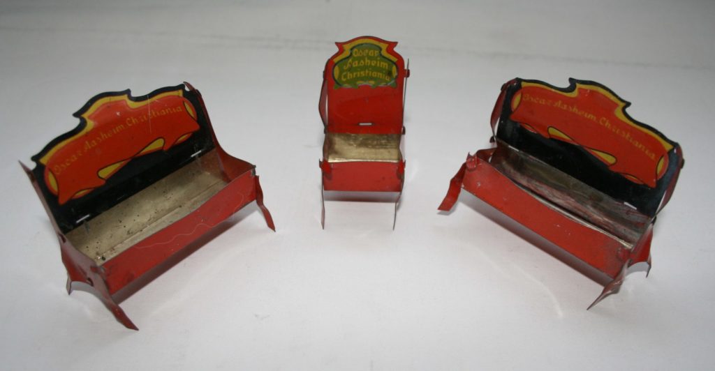 Leketøy i metall, benk og stol, rød.