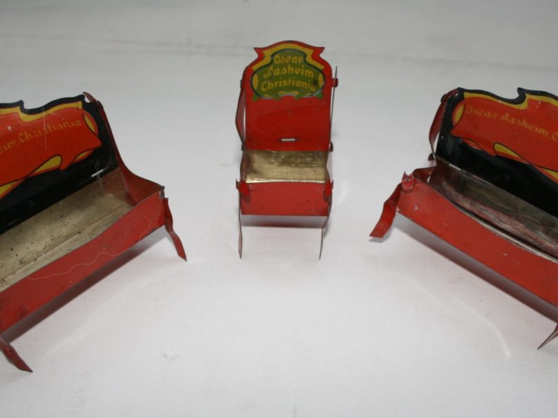 Leketøy i metall, benk og stol, rød.